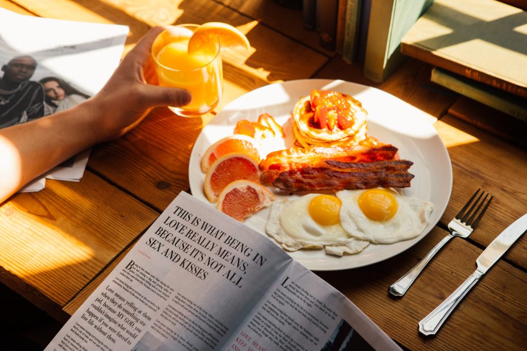 desayuno de restaurante, huevos y tocino